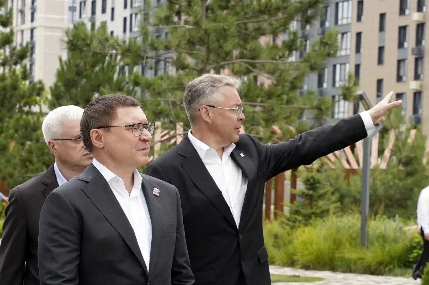 Владимир Якушев и Владимир Владимиров осмотрели сквер «Героев России» в Ставрополе