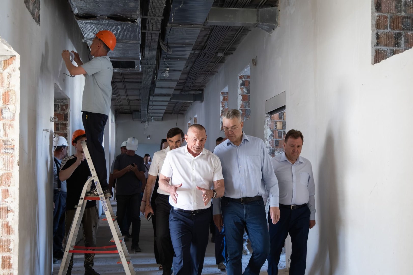 Школа на 1550 мест и детсад в «Новом Ставрополе»: губернатор Владимиров осмотрел строящиеся объекты ГК «ЮгСтройИнвест» 